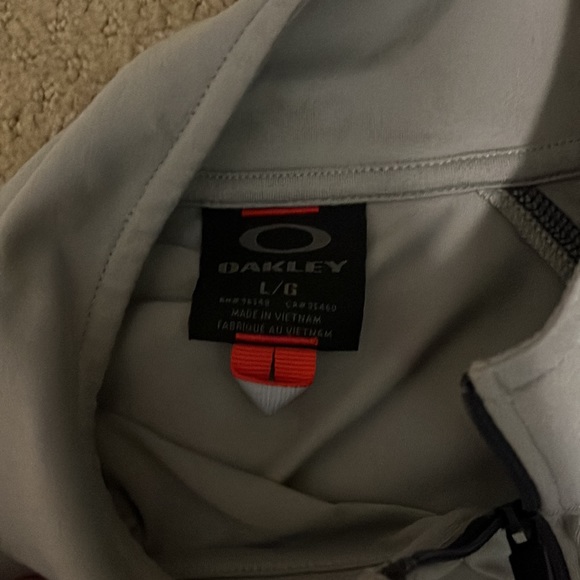 Oakley pull over not worn a lot no rips holes or stains! - Picture 2 of 3